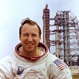 James "Jim" Lovell, damals 40, heute 90, kam aus Cleveland in Ohio und war testpilot. Nach dem Flug mit Gemini 7 startete er 1966 mit ...