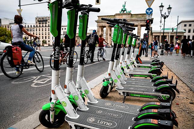 In Großstädten sind E-Scooter von Sharing-Diensten bereits Gang und Gäbe.