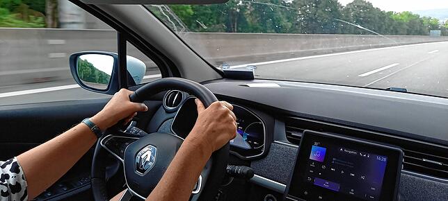 Auf der Autobahn ist der Renault Zoe flott unterwegs – bis maximal 140 km/h lässt er sich beschleunigen. Er ist wendig und bietet ...