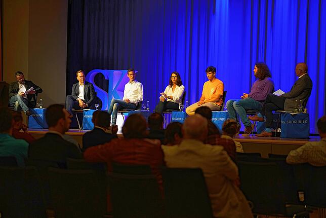 In mehreren Runden mussten sich die Bundestagskandidaten in der SÜDKURIER-Wahlarena beweisen. Von links: Moderator Andreas Gerber, Felix ...