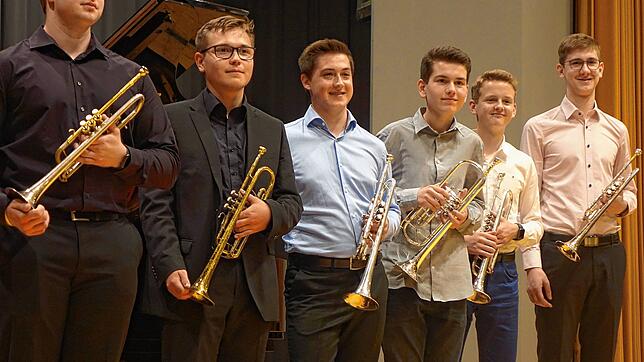 Erfolgreich beim Trompetenwettbewerb (von links): Hagen Rauscher, Lucas Kassner, Tobias Krieger, Johannes Schmid, Samuel Frenczel und ...