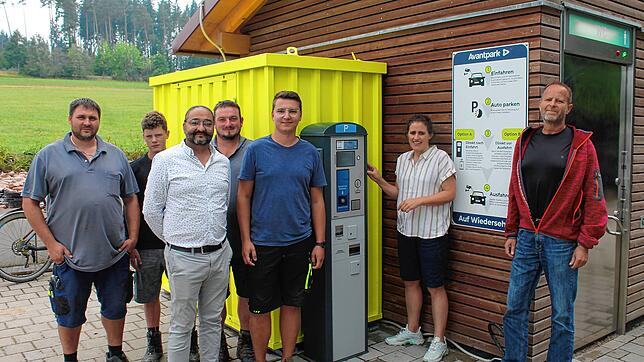 Übergabe der neuen Parkanlage, von links: Tobias Heigl (Geschäftsführer Installationsfirma Todi), Fabian Wagnerbauer (Mitarbeiter Todi), ...