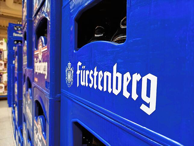Fürstenberg-Kästen, sauber und befüllt mit Bier-Nachschub &ndash; parat für den Verkauf.
