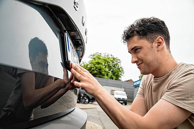 Am Ende gleich: Auch bei der internetbasierten Zulassung müssen Schilder ans Auto geschraubt werden.