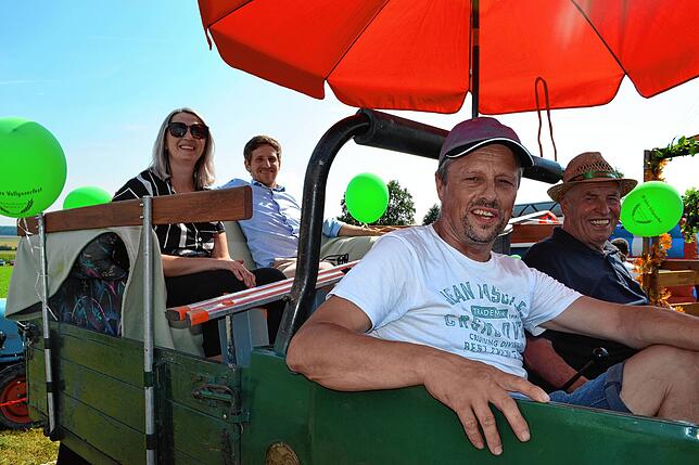 Den Oldtimercorso führte Ehrenpräse Erwin König mit seinem Unimog an. Auf der Ehrenloge hinten haben Bürgermeisterin Marina Jung aus ...