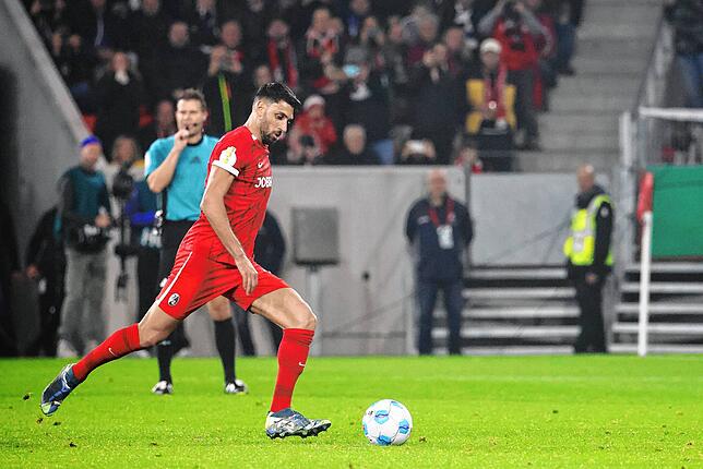 Freiburgs Vincenzo Grifo verwandelt den Elfmeter zum 2:0 für Freiburg.
