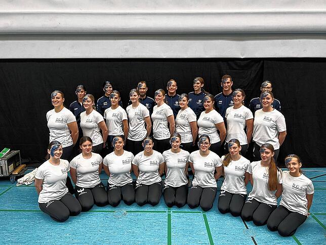 Zum Showteam Phoenix gehören (vorne) Paula Patzke, Sofia Schleicher, Samira Ringel, Maren Jäger, Lisa Krämer, Rebecca Renner, Fiona ...