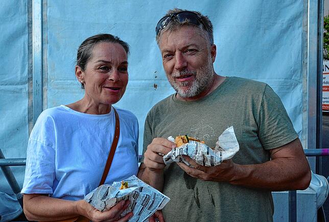 Kirsten und Niko Gundlach aus Heidenheim an der Brenz sind schon seit dem Mittag in Markdorf. „Schönes Städtchen – und die Atmosphäre ...