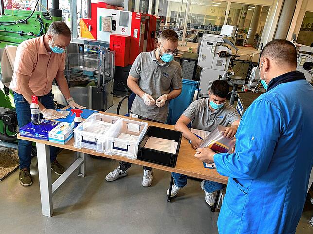 Ausbildungsleiter Hansjörg Kaltenbrunner und die Mechatroniker-Azubis Christian Ostertag (links) und Eric Maier beim Check-Out am Ende ...