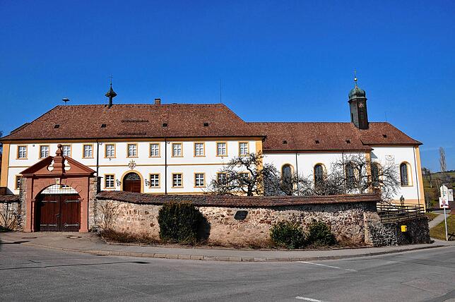 In der Propsteistraße steht die Pfarrkirche St. Leodegar und das einstige Augustinerchorherrenstift, das ein Mehrzweckgebäude und ...