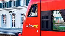 Die roten Triebwagen von DB Regio am ersten Betriebstag im Bahnhof von Stockach.