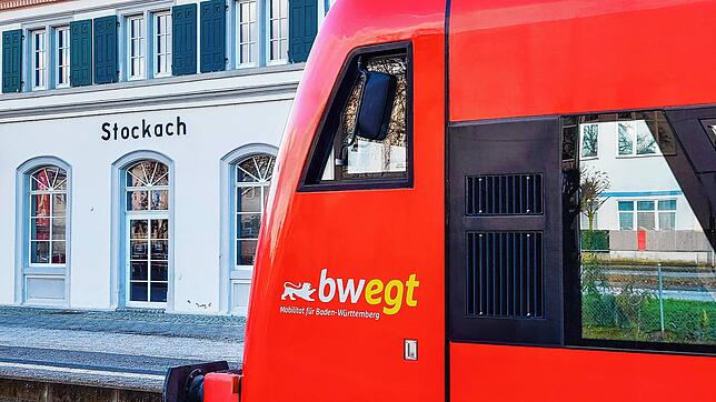 Die roten Triebwagen von DB Regio am ersten Betriebstag im Bahnhof von Stockach.