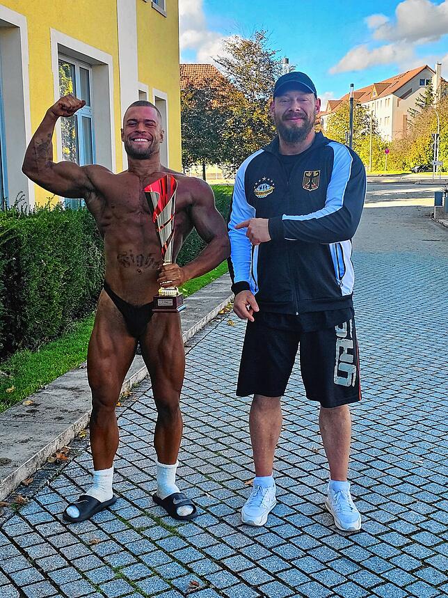 Niklas Möller mit Trainer Sascha Gail nach einem Wettkampf. Gail hat ihn von Anfang an auf seiner Reise unterstützt.