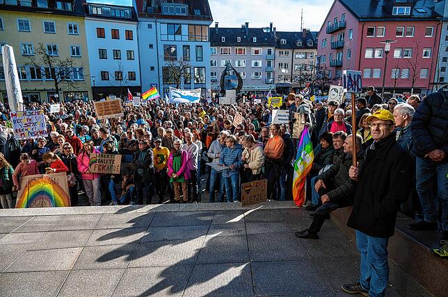 Bild 2: Bilder von der Kundgebung für Demokratie und Toleranz in Friedrichshafen