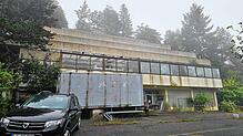 Nebelschwaden umwabern den verlassenen Komplex des Waldhotels, der nur einen Teil des gewaltigen Baukörpers darstellt.
