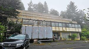 Nebelschwaden umwabern den verlassenen Komplex des Waldhotels, der nur einen Teil des gewaltigen Baukörpers darstellt.