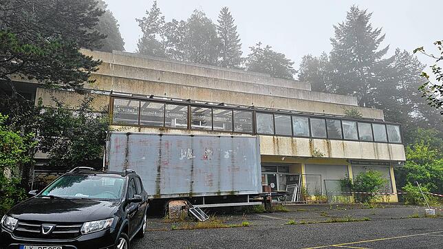 Nebelschwaden umwabern den verlassenen Komplex des Waldhotels, der nur einen Teil des gewaltigen Baukörpers darstellt.