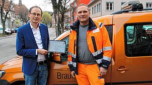 Bürgermeister Micha Bächle (links) und Bauhofleiter Silvio Horn loben die digitale Erfassung der Straßenzustände.