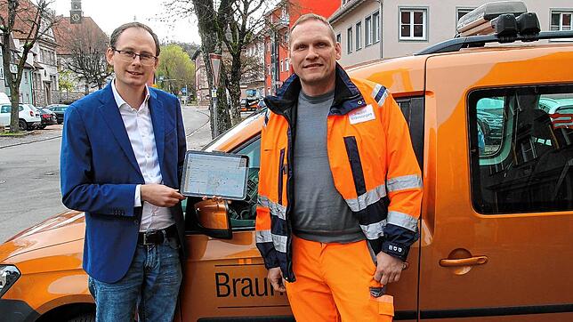Bürgermeister Micha Bächle (links) und Bauhofleiter Silvio Horn loben die digitale Erfassung der Straßenzustände.