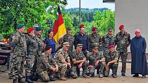 Foto mit Bruder Jakobus Kaffanke (rechts), Bürgermeisterin Alexandra Kipp, Bundestagsabgeordneter Volker Mayer-Lay (Mitte) und den ...
