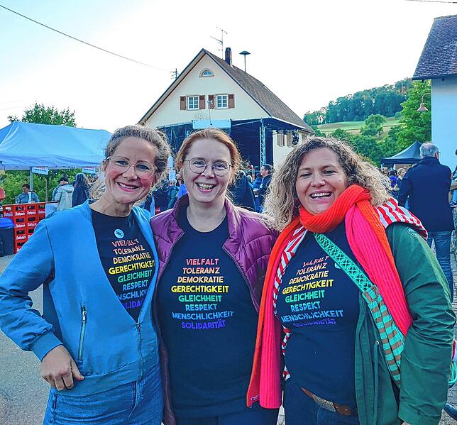 Mitglieder der Gruppe „DemokratieKick“ zeigten auch in Breitenfeld, wofür ihre Gruppe steht. Bild: DemokratieKick