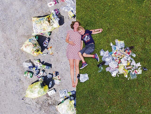 SÜDKURIER-Redakteurin Kerstin Mommsen ist mit ihrem Sohn Paul am Ziel: Der Plastikberg vom April (links) – das Müllaufkommen von zwei ...