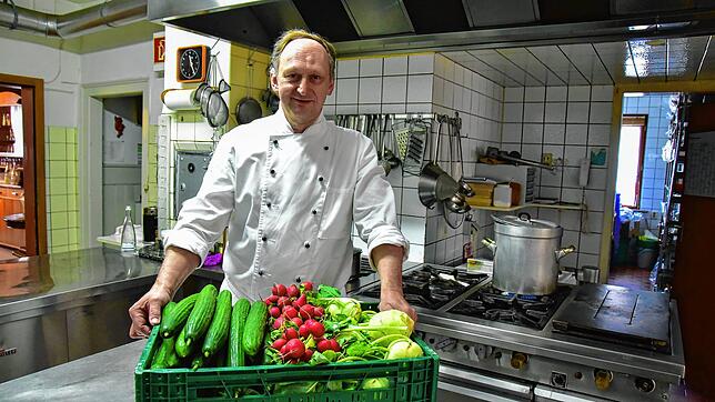 Wolfram Morat vom Gasthaus zur Stadt Frankfurt hat bereits frisches Gemüse eingekauft. Er sieht der Wiedereröffnung der ...