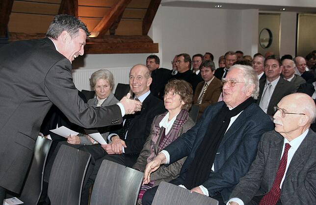 Immer wieder hatte der Bürgermeister mit Prominenten zu tun. Hier begrüßt er den Schriftsteller Martin Walser im Sennhof.