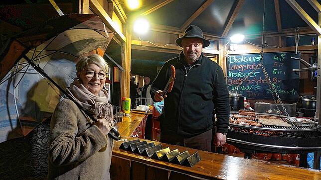 Petra Weber (links) vom Organisationsteam des Werbe- und Fördervereins Waldshut am Vorabend der Marktschließung zieht zum diesjährigen ...