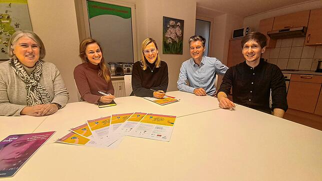 Sie wollen den Landkreis &bdquo;Klimafit&ldquo; machen (von links): Martina Erdmann (Leitung VHS), Amanda Frings (Klimaschutzmanagerin ...