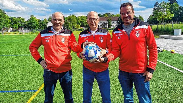Nach über 45-jähriger erfolgreicher Tätigkeit als Trainer beendet Rainer Hoff (Bildmitte) jetzt seine sportliche Laufbahn. In den ...