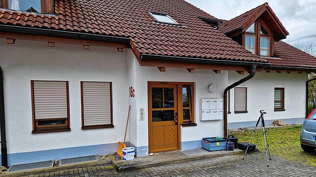 Hinter dieser Fassade ereignete sich die Familientragödie. Das Bild entstand direkt nach der Tat.