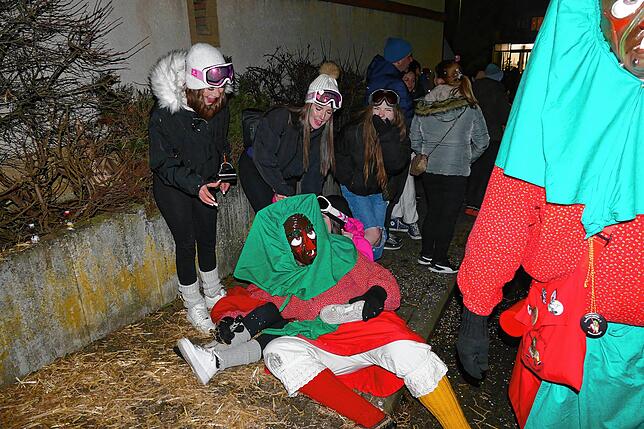 Bild 7: Riedböhringen ist ab sofort in Narrenhand. Nachtumzug eröffnet dreitägiges Narrentreffen.