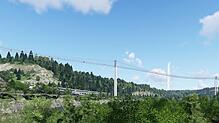 Eine Computeranimation zeigt, wie sich die geplante Hängebrücke für Fußgänger durch das Neckartal an Rottweil vorbei zum neuen ...