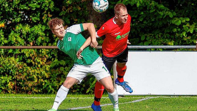 Yannick Käfer (links, Villingen) im Zweikampf mit Matthias Schuhmacher vom SV Rietheim