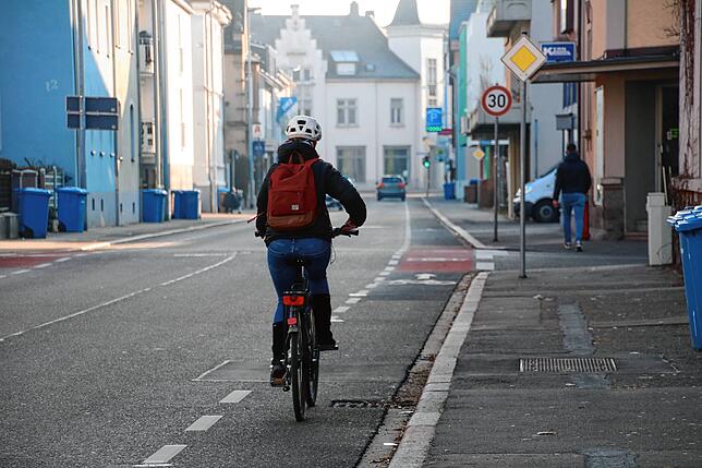 Eine Fahrradfahrerin ist in der Radolfzeller Bismarckstraße unterwegs.