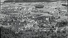 Wahlwies um das Jahr 1939: An der Eisenbahnlinie sind Baumstämme des Sägewerks zum Transport aufgestapelt. Oberhalb des Ortes sind die ...