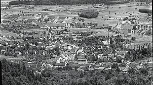 Wahlwies um das Jahr 1939: An der Eisenbahnlinie sind Baumstämme des Sägewerks zum Transport aufgestapelt. Oberhalb des Ortes sind die ...