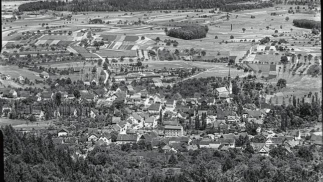 Wahlwies um das Jahr 1939: An der Eisenbahnlinie sind Baumstämme des Sägewerks zum Transport aufgestapelt. Oberhalb des Ortes sind die ...