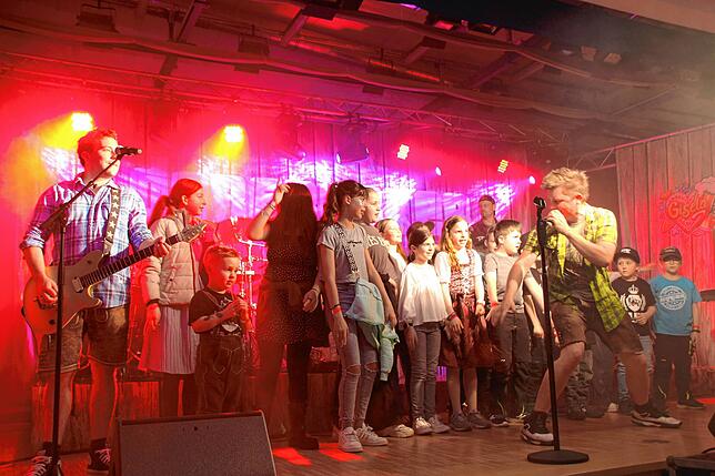 Bild 9: Ausgelassene Stimmung beim Dorfrocker-Konzert in Sauldorf