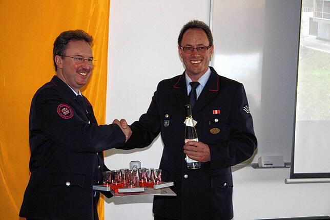 Joachim Mäder und Ewald Moser freuen sich über die Inbetriebnahme des neuen Feuerwehrgerätehauses im Mai 2010.
