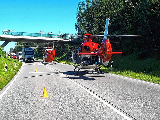 Rettungshubschrauber bei einem Einsatz auf der B&nbsp;31.