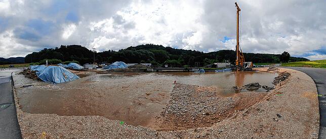 Bild 11: Land unter, Straße unter: Bilder von der überfluteten Brücken-Baustelle auf der L194 beim Freibad