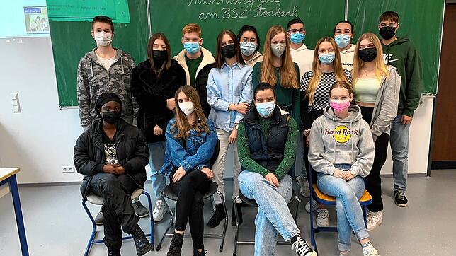 Die Schüler der Klasse BKW 12 des Berufschulzentrums Stockach (BSZ) mit ihrer Lehrerin Daniela Wenger.