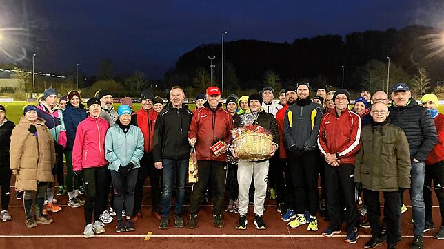 Der Vorstand und die Athleten der LG Hohenfels geben Helmut Vogler (in der Mitte in der roten Jacke) in dessen &bdquo;Zuhause&ldquo; ein ...