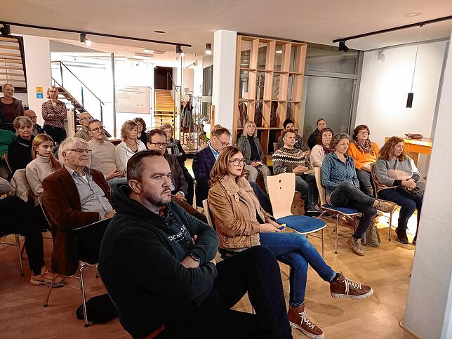 Zu Beginn erläuterte Innenstadtberater Reiner App den Teilnehmern des Workshops im Ex-Ambasadorka, wie er und seine Kollegen den neuen ...