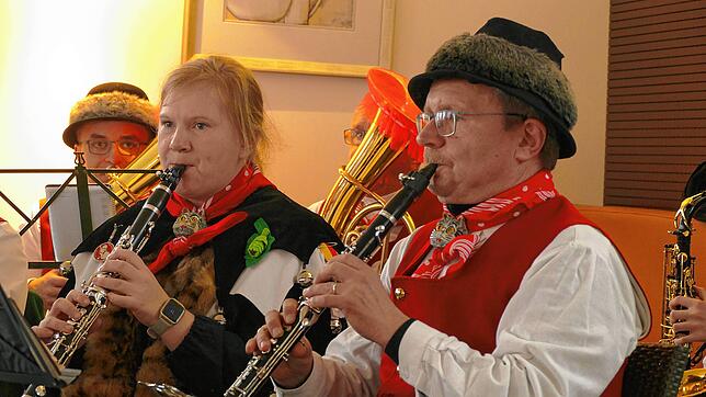 Für den musikalischen Rahmen beim Narrenfrühschoppen sorgen die Musikerinnen und Musiker der Stadtkapelle Meßkirch. Bilder: Heinrich Sturm