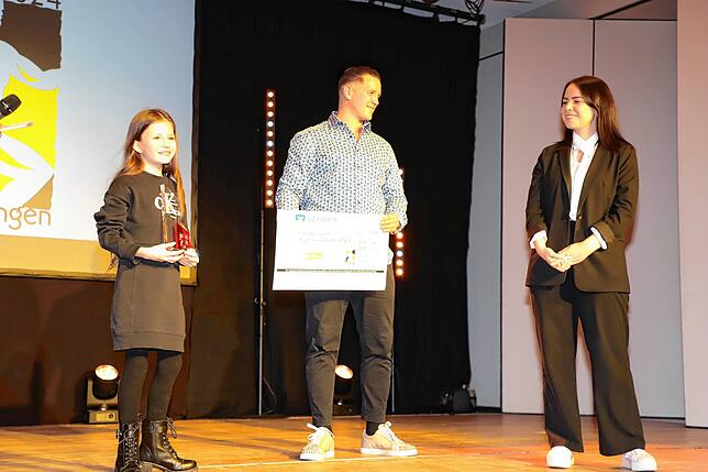 Den Talent-Förderpreis erhielt die zehnjährige Mya Alessia Rückwied von Gianna Heidenreich (Patin des Preises), in der Mitte Sebastian ...