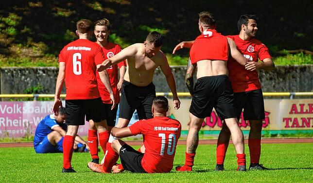 Vizemeister: Der FC 08 Bad Säckingen feiert nach dem 11:0-Sieg gegen den SV Albbruck den zweiten Platz und das Erreichen der ...