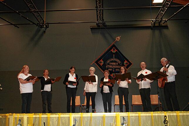 Kleiner Chor Schönach e.V. bestehend aus sechs Sängerinnen und zwei Sängern unter der Leitung von Uwe Mingo, der selbst mitsingt und ...